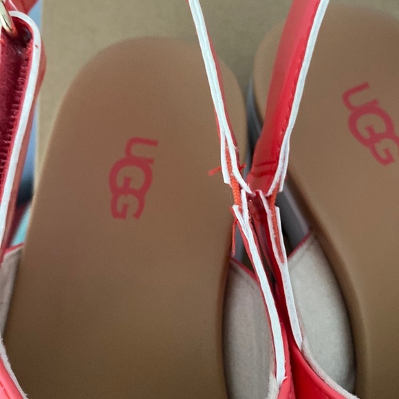 GIRLS UGG KLARA LEATHER PATENT SANDALS, NWTS! - Picture 5 of 6